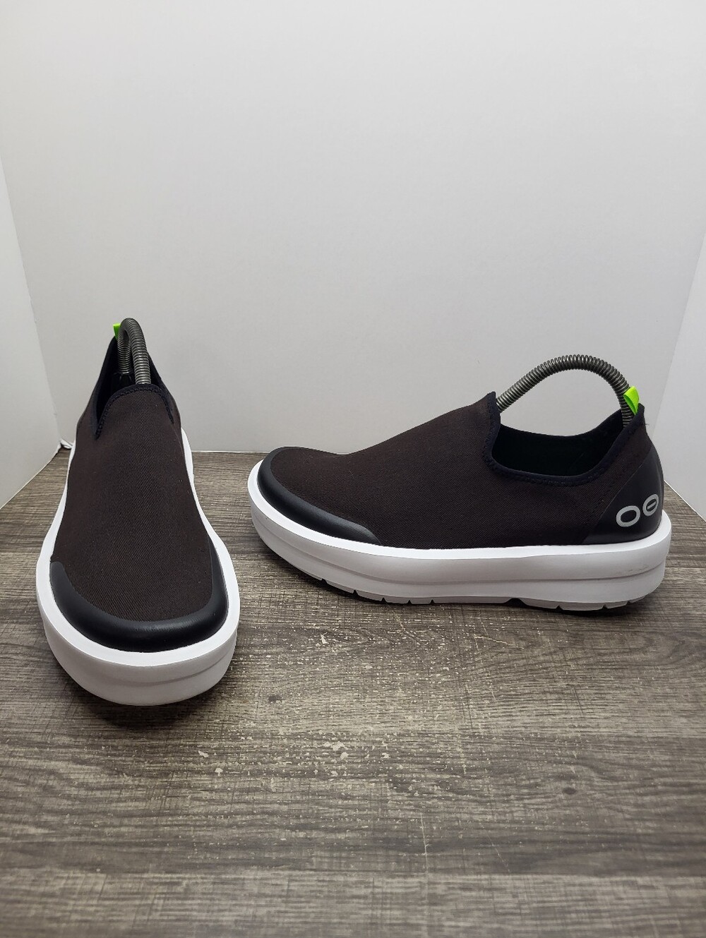 Oofos Oomg EeZee Low Recovery Shoes Slip On Shoes Women's Size 9.5 Black White